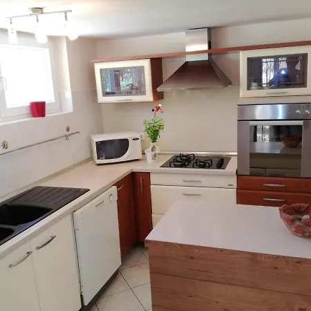 Apartman Sara *