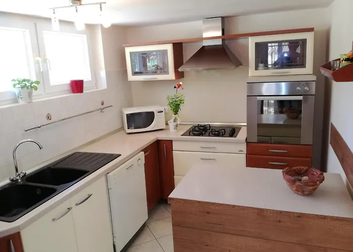 Apartament Sara *